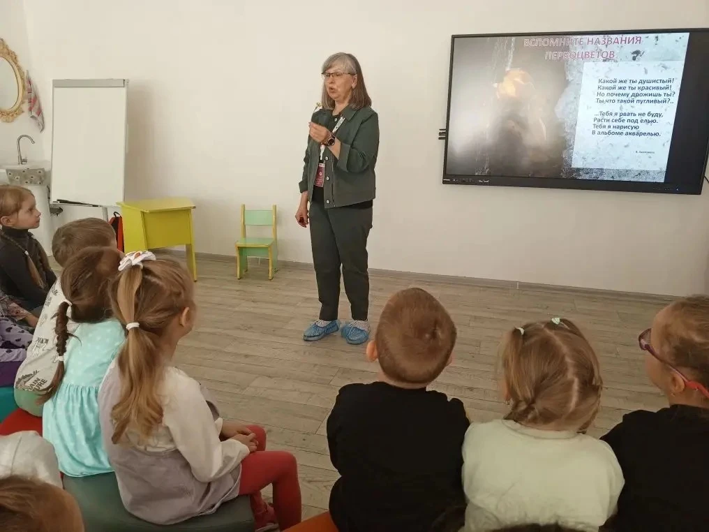 ✨ Музейный урок о первоцветах: первые вестники весны!  Сегодня в старшей группе прошёл увлекательный