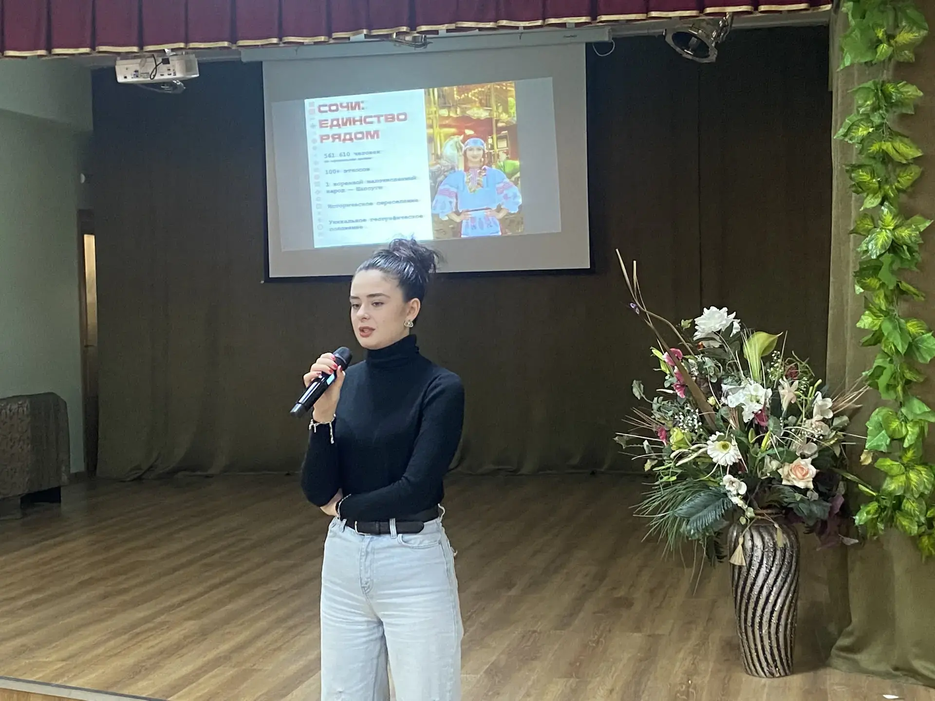 🌍 Мы разные, но мы вместе! Старшеклассники обсудили единство народов России  Сегодня в нашей школе п
