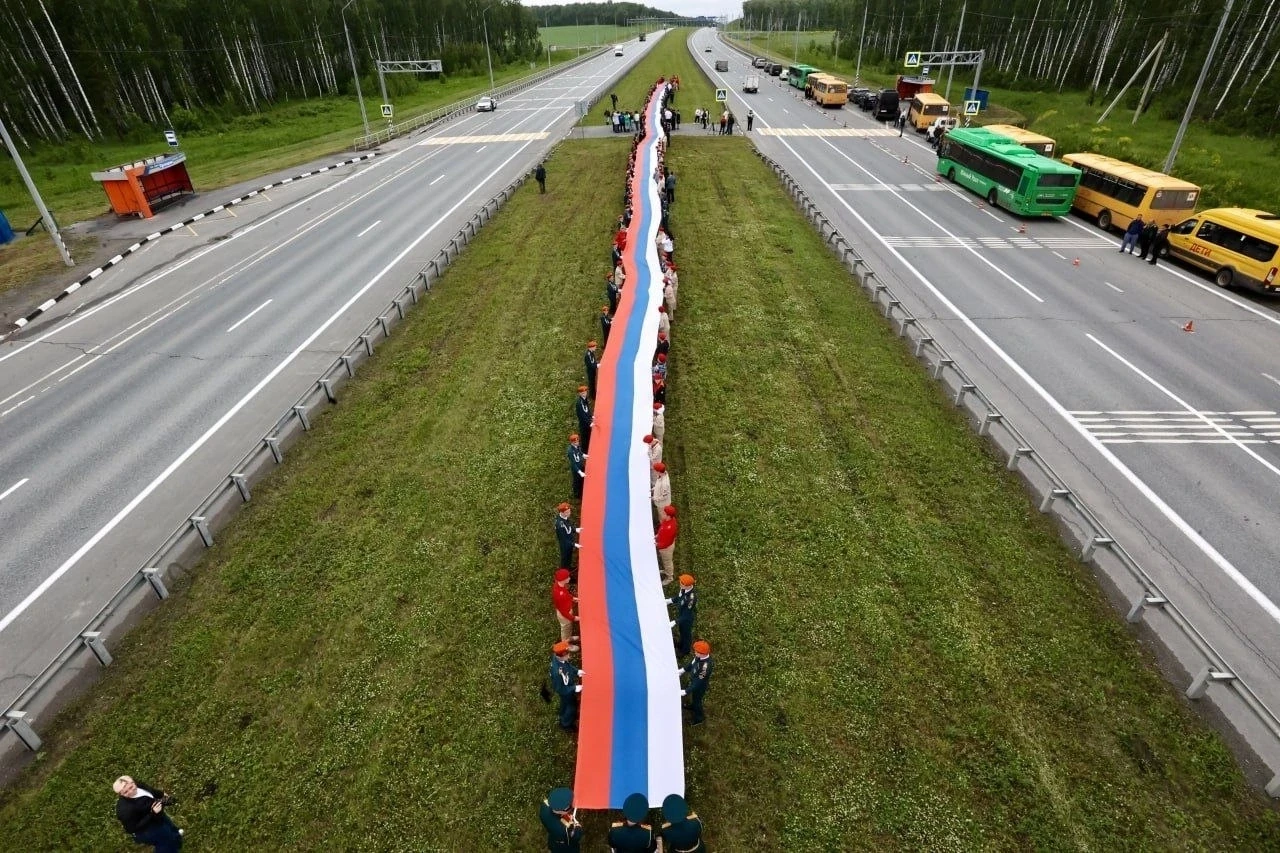 🇷🇺 100 человек растянули 100-метровый флаг России на трассе М-5 

Акцию «По пути с Россией!» прове