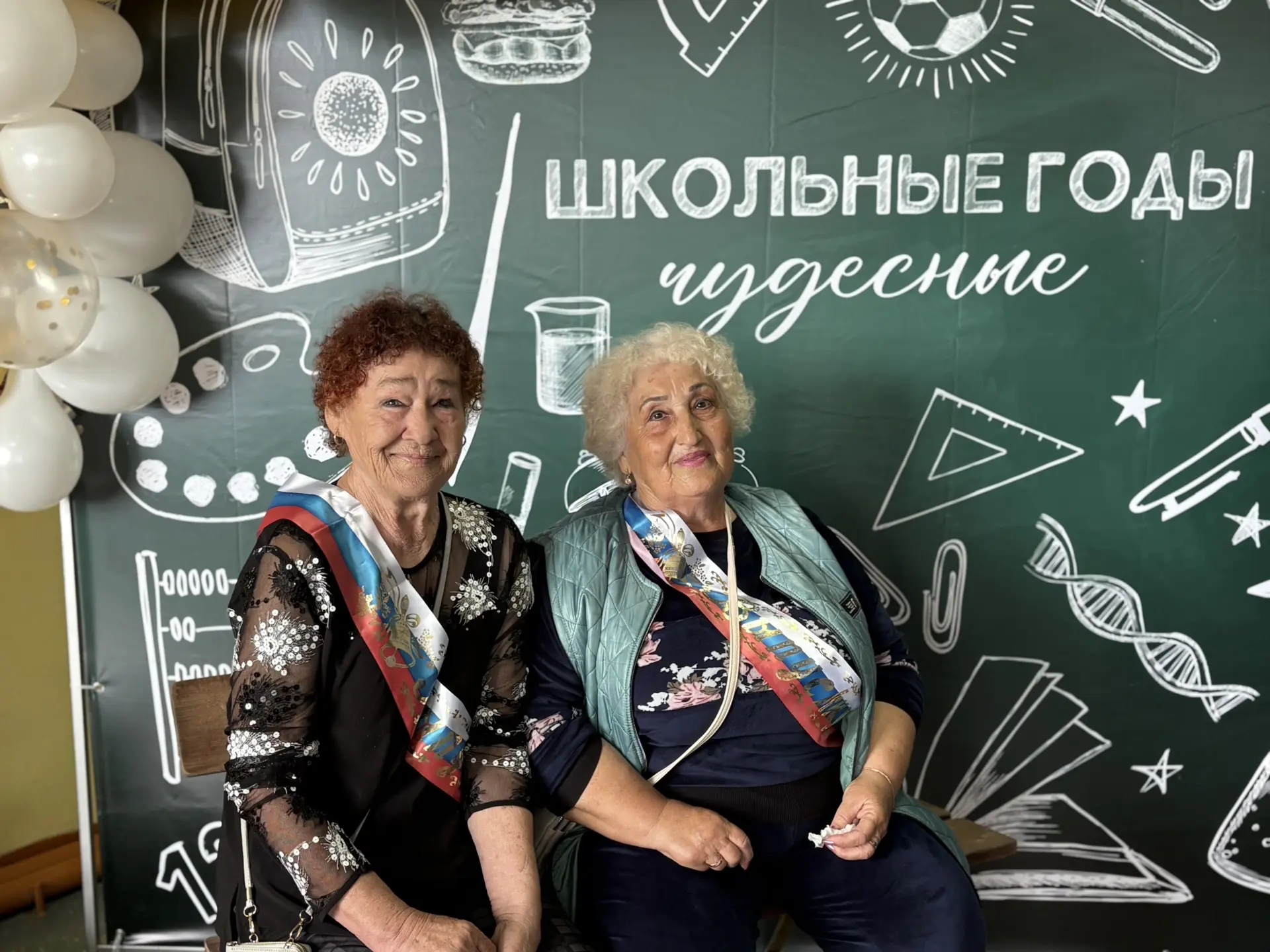 🎓Вечер встречи выпускников в родной школе.
 
Школьные годы — удивительный калейдоскоп, который с ка