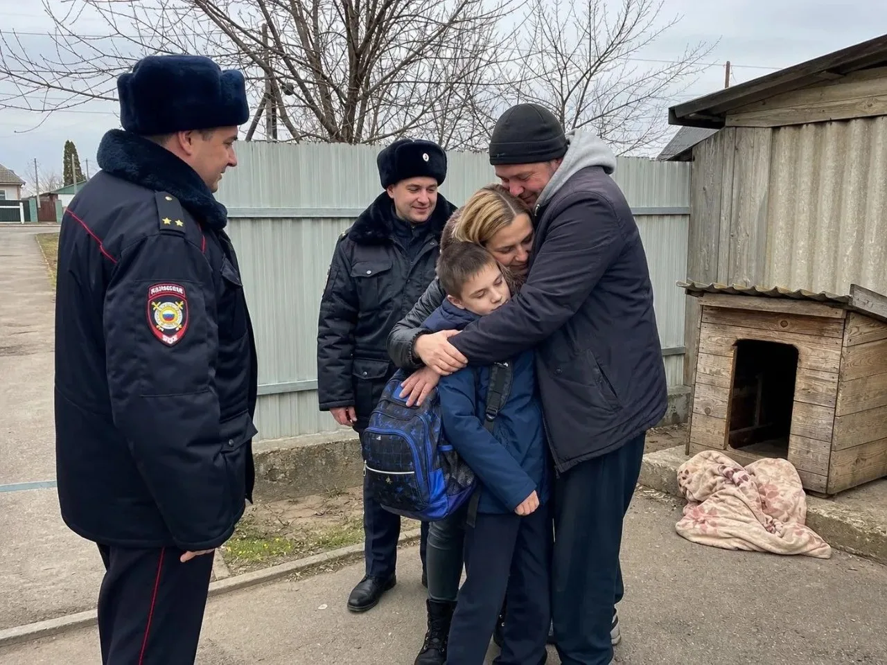 Пропавшего мальчика нашли спящим в собачьей конуре в ЕАО