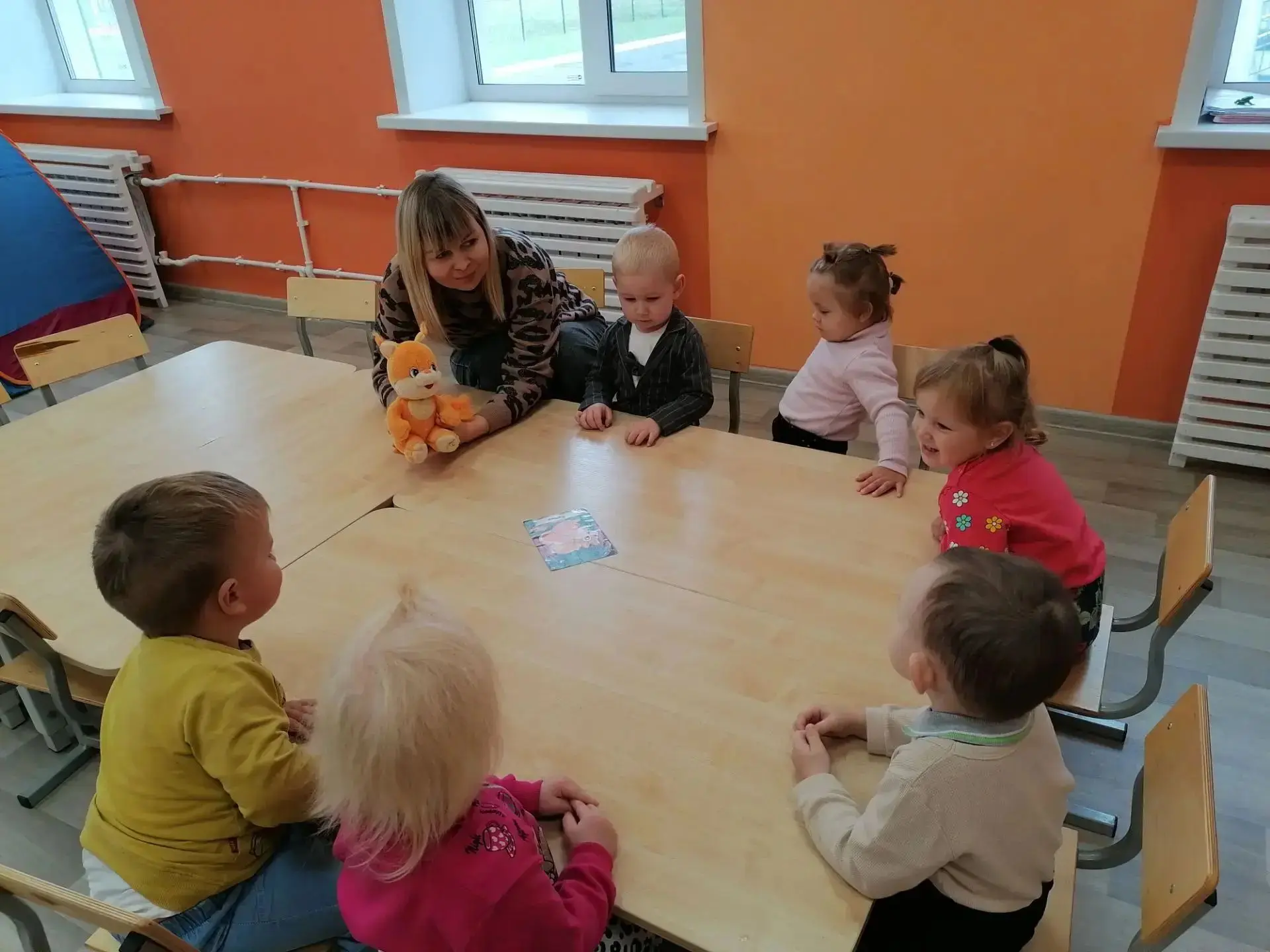 Сегодня в группу "Светлячки" в гости приходила белочка. Малыши были очень рады познаком...