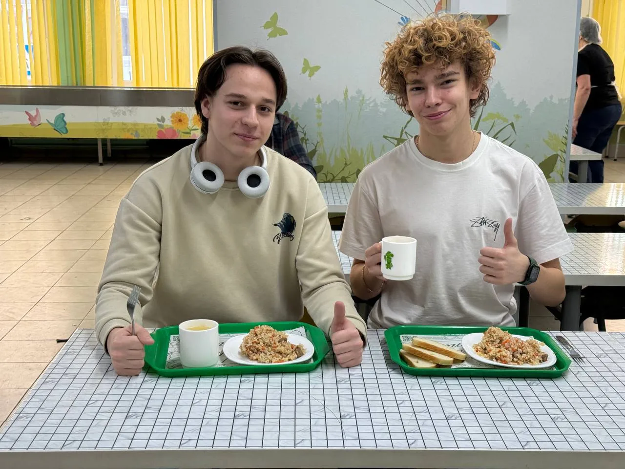 ☕️ Обед с президентом   Что у вас было на обед?  У нас плов!  🍽️ Сегодня мы в столовой вместе с през