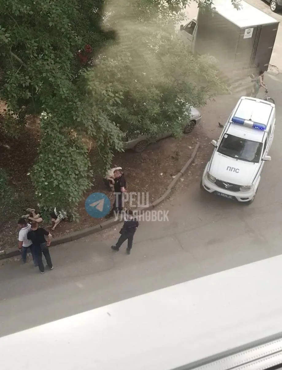 «На проспекте Гая, 47 лежит человек без сознания и ещё один на корточках отмывает глаза молоком!! По