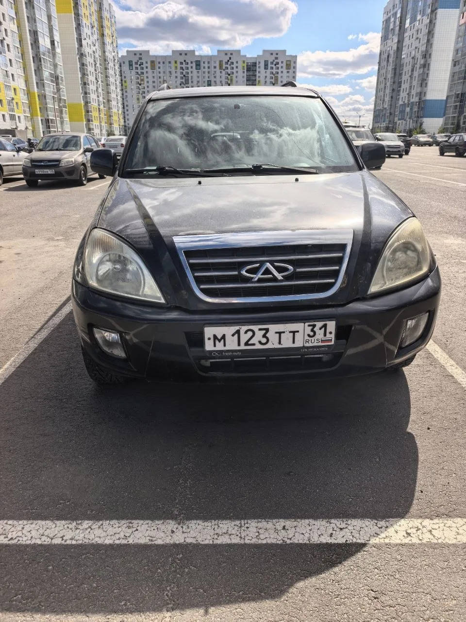 Хозяин авто, у Вас под капотом котенок . Звала, но, видимо, вылезти у него не получаетс...