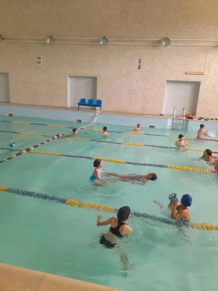 В школьном лагере прошёл заплыв с мячами!💦