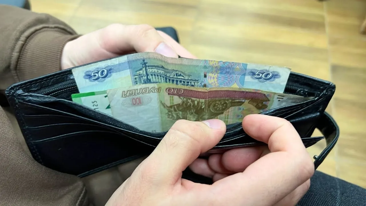 Летом в Омске сократилась средняя зарплата