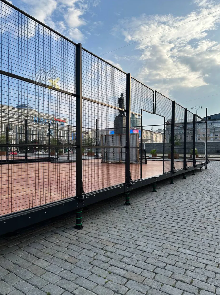 На площади 1905 года открыли падел-корты🎾

Играть можно по предварительной записи: часть сеансов в 