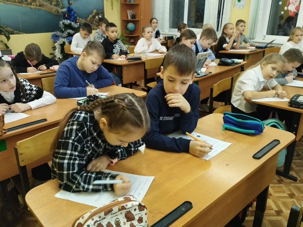 12 января, первый учебный день третьей четверти начался с поднятия Флага и исполнения Гимна Российск