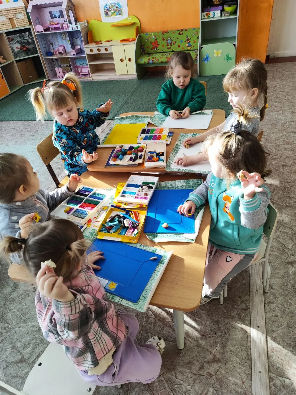 💥В младшей группе👫 "Звёздочка",⭐ прошло занятие по лепке на тему:🙌 "Птичка"🕊️