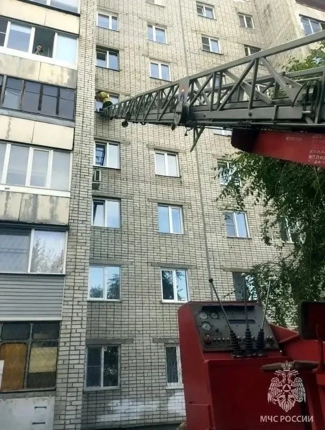 В Новоалтайске спасатели МЧС помогли перепуганной женщине, чей ребенок случайно оказался заперт в кв
