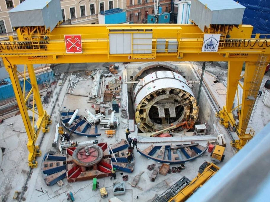 👷🏻‍♂️ На строительной площадке будущего вестибюля станции «Броневая» продолжаются работы по сооружен