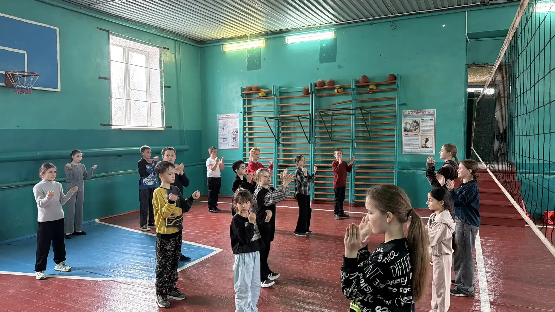 Весенние каникулы проходят весело и дружно. Каждое утро в лагере начинается с зарядки. ...