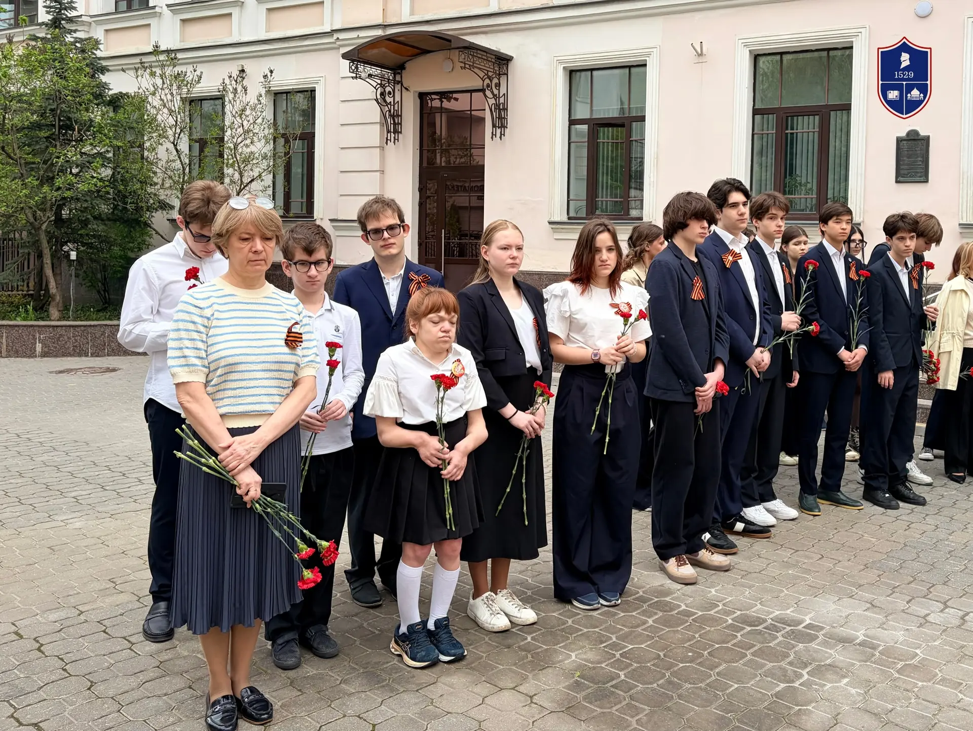 Торжественная линейка. Подвигу народа жить в веках! 🌹  Сегодня в нашей школе прошла торжественная ли