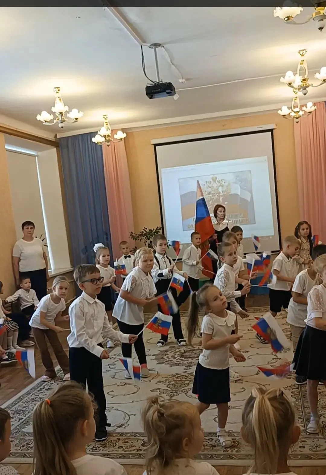 В детском саду прошло развлечение,  посвящённое Дню Российского флага. Формируем у дошк...
