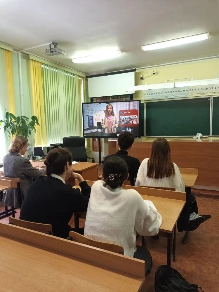 📢 РАЗГОВОРЫ О ВАЖНОМ  🇷🇺 Новая учебная неделя в нашей школе началась с торжественной линейки, поднят
