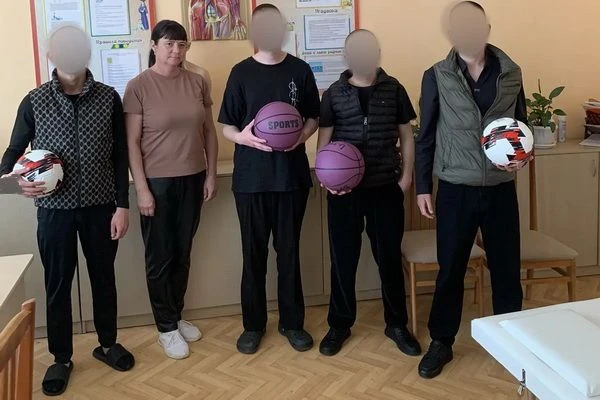 Для положительно характеризующихся осужденных в качестве поощрения за примерное поведение и в целях 