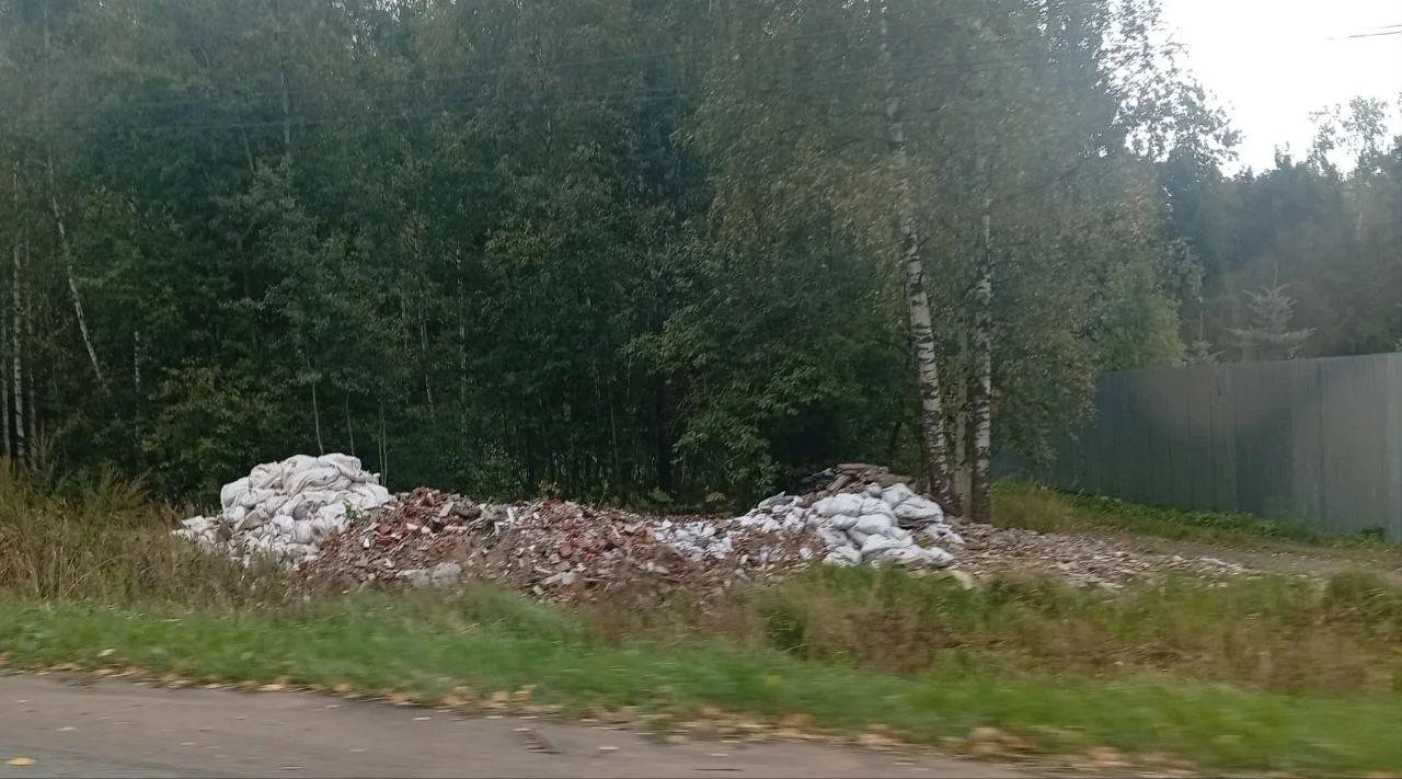 🗑 Жители сообщают о куче строительного мусора на Красноармейском шоссе, не доезжая до ...