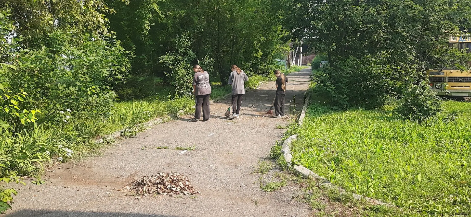 Трудовое лето продолжается! 💪🌟

Наши подростки не скучают на каникулах, а делают родную школу чище
