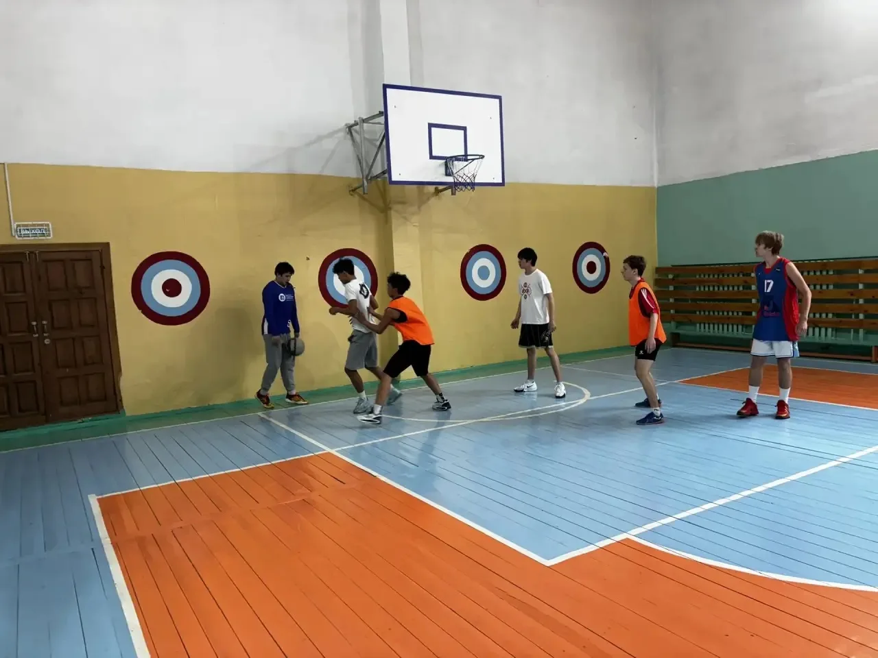 🏀 Олимпийский апрель – 2026 Баскетбол среди юношей 9–11 классов  На спортивной площадке развернулись