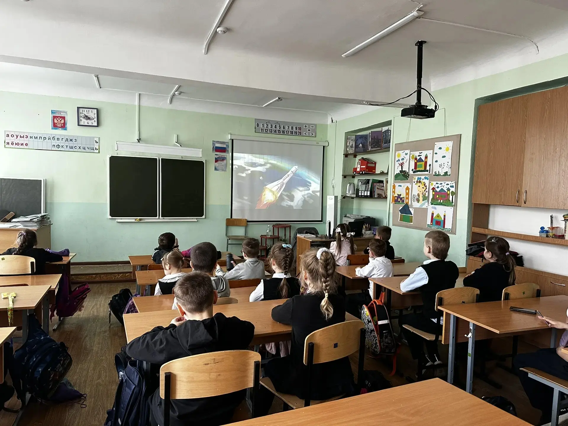 РАЗГОВОРЫ О ВАЖНОМ «Я ВИЖУ ЗЕМЛЮ. ЭТО ТАК КРАСИВО!»  12 апреля в России отмечается День космонавтики