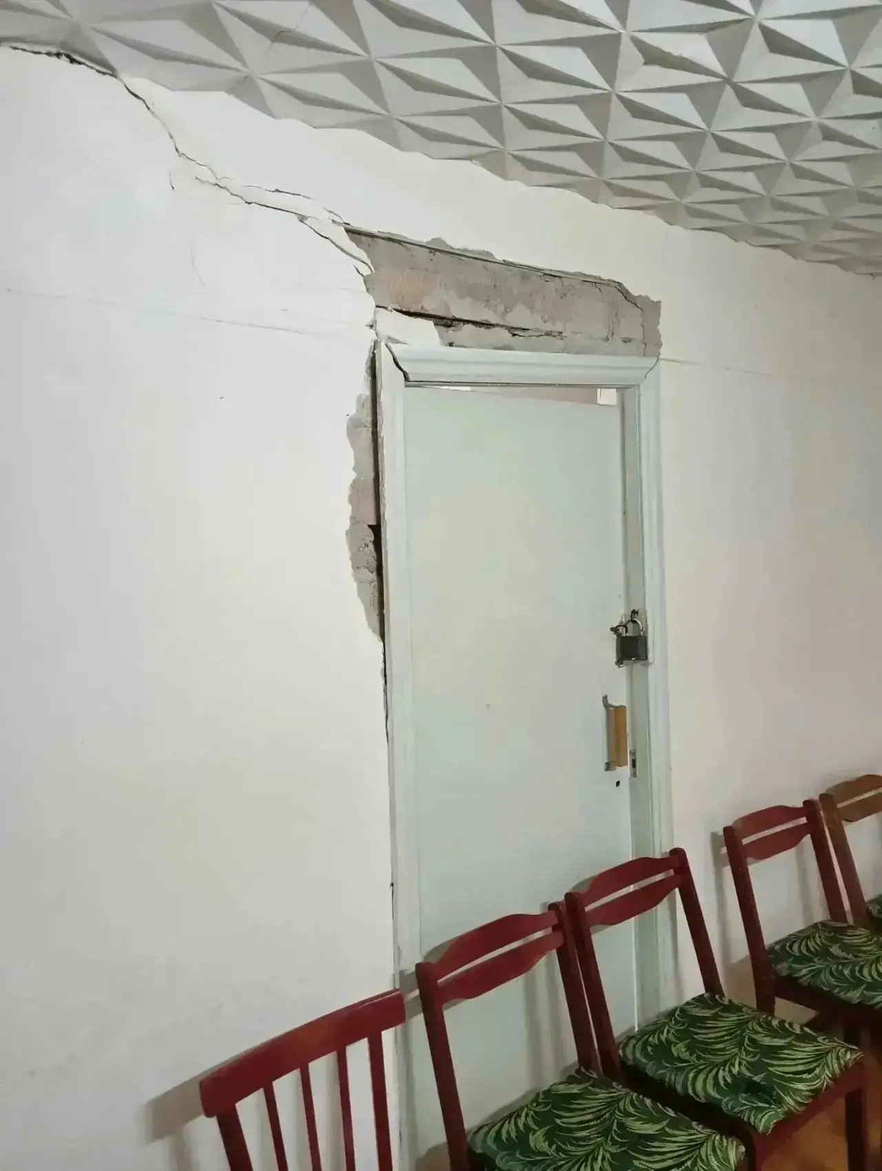 В детском отделении Копанской осыпается штукатурка прямо на детей, прямо на их головы можно сказать.