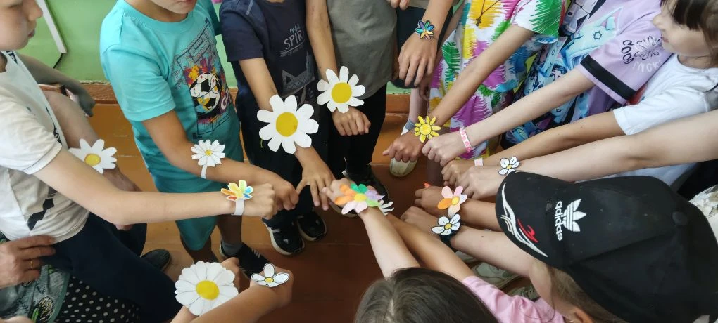 🦋 Сегодня началась
третья  неделя лагеря дневного пребывания в нашей школе.
Тема дня - День семьи👫