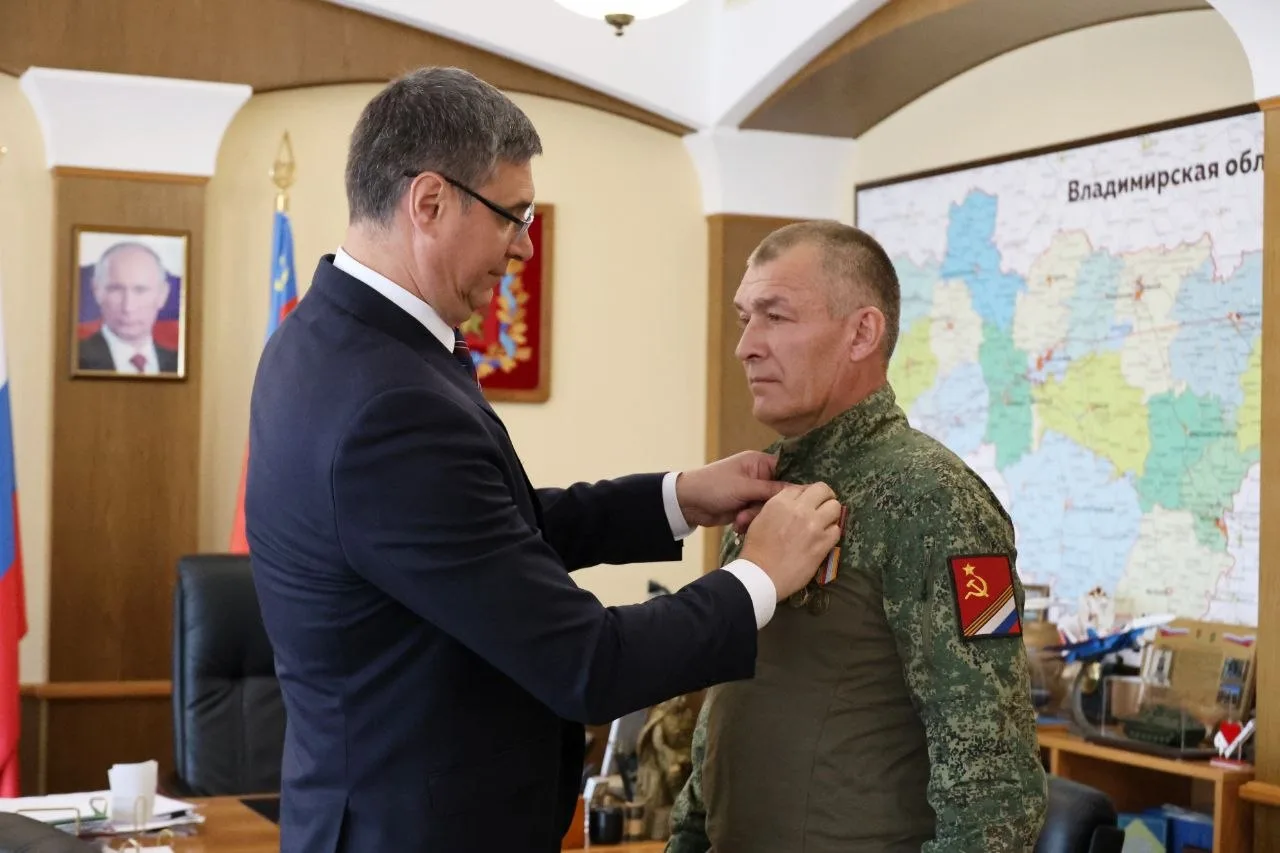 Накануне губернатор Александр Авдеев встретился с командиром гаубичной артиллерийской батареи с позы