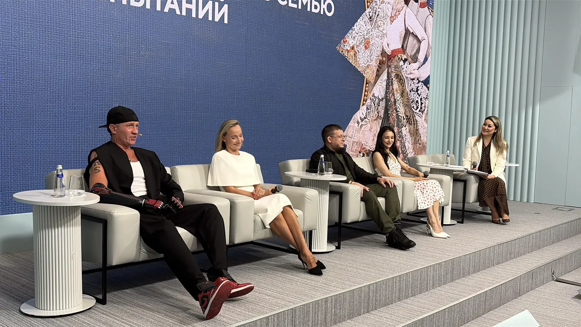 Миром правит любовь.