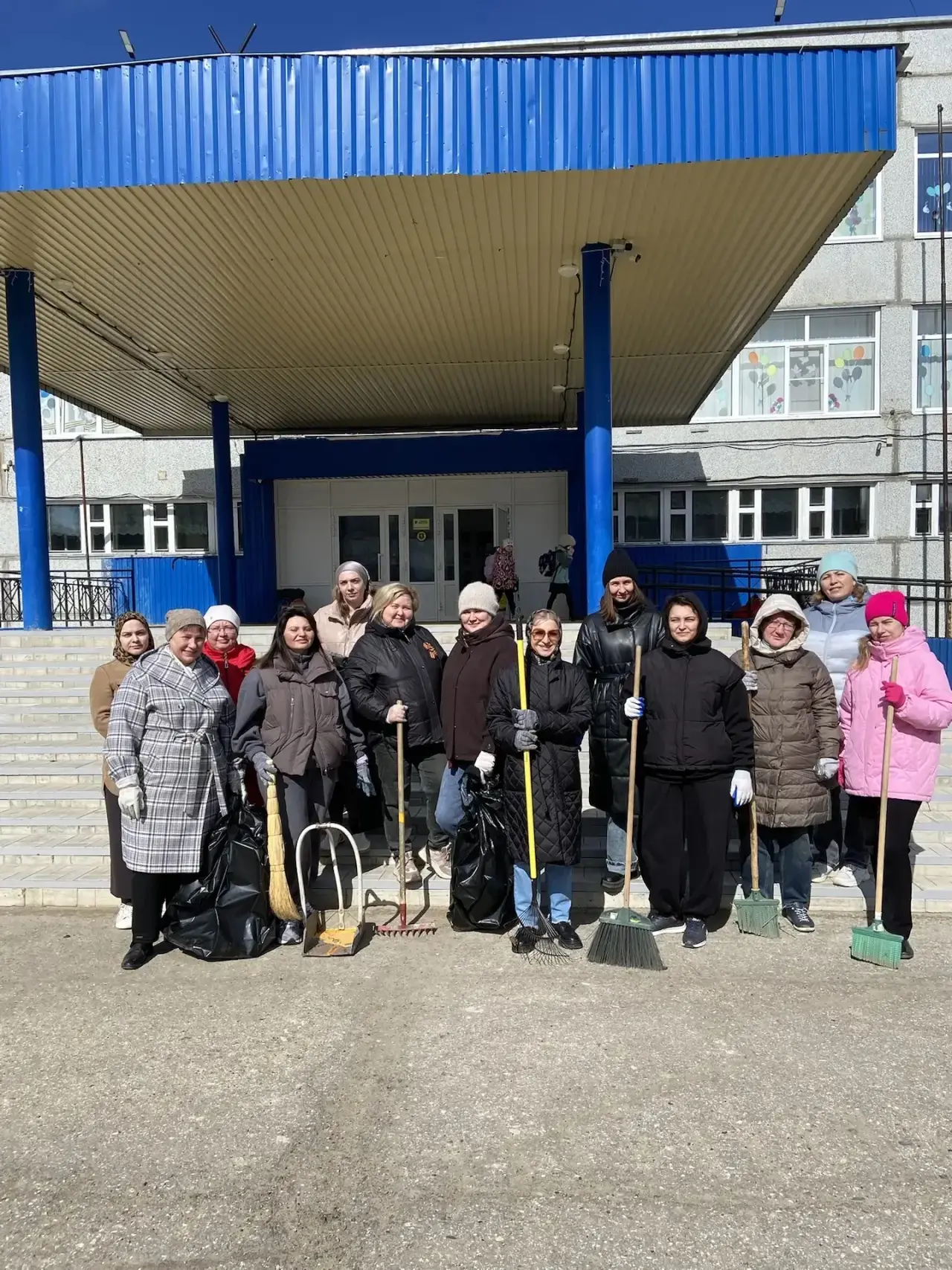 Сегодня, 8 мая 2026 года, в школе прошёл майский субботник по уборке пришкольной территории, в котор