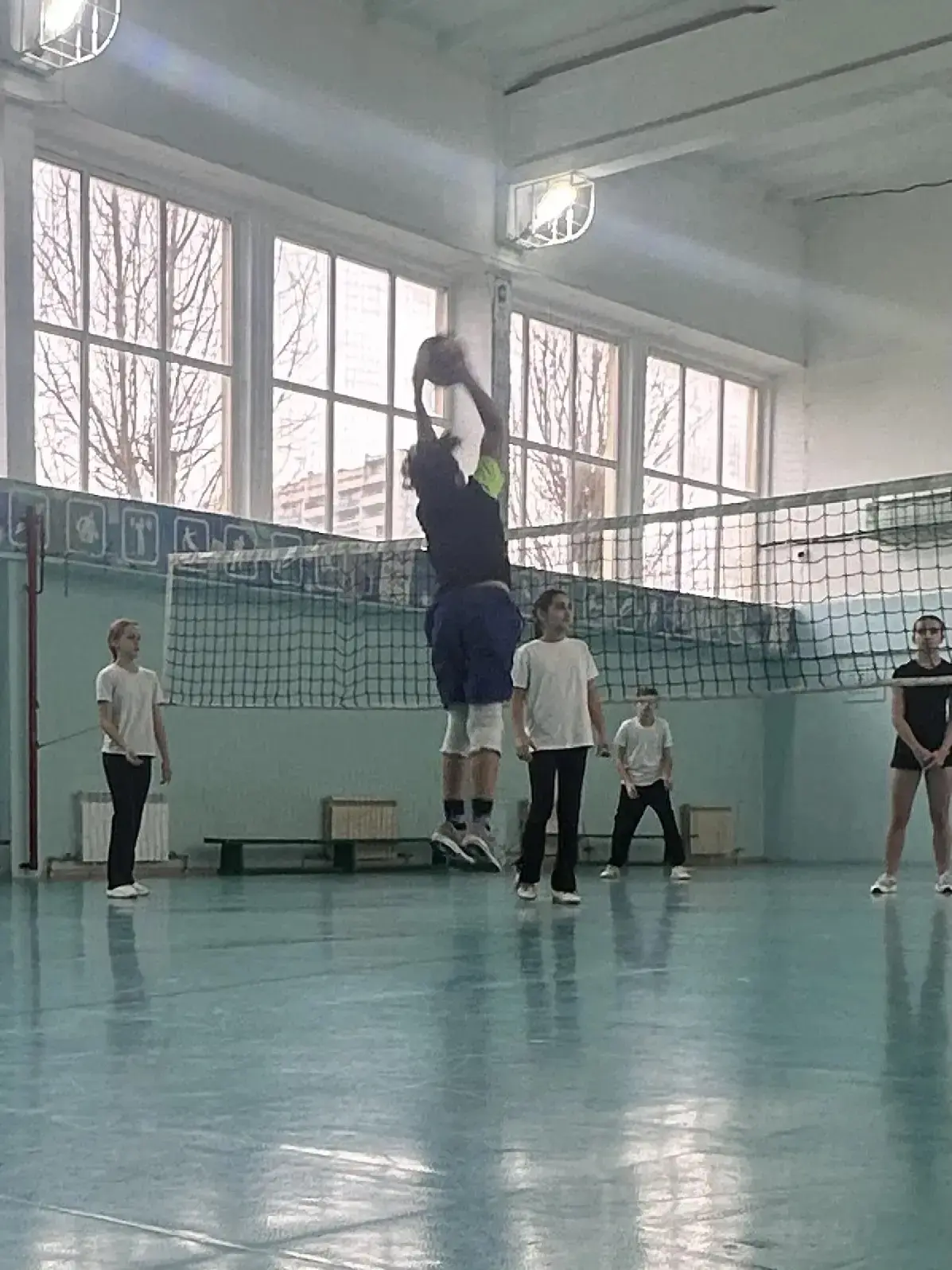 🏐 Сегодня, в первый день каникул, в нашей школе прошли соревнования по пионерболу среди учащихся 5-х