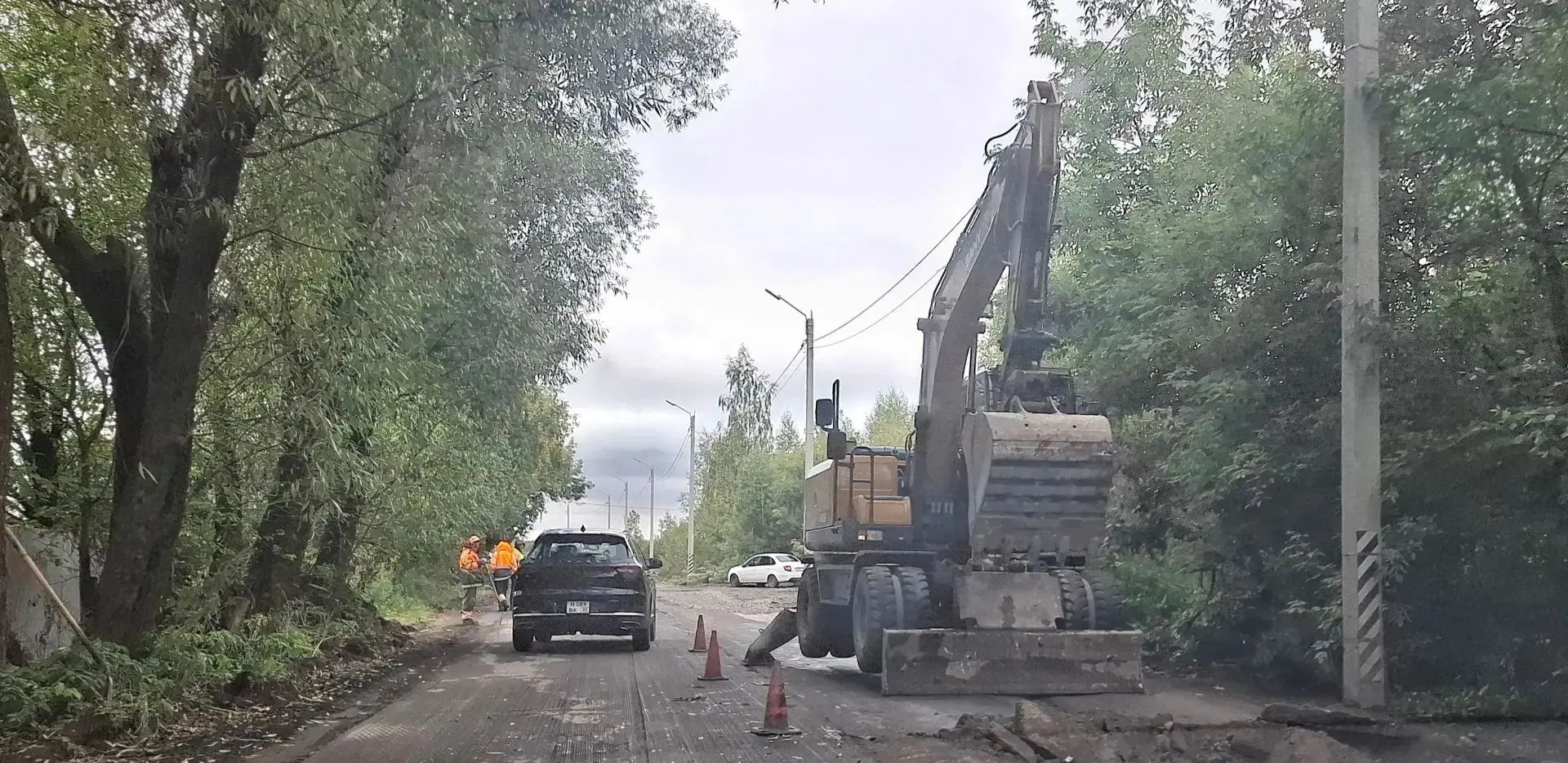 Дачную дорогу на причалы ремонтируют. Вместо ям будет новый асфальт.
