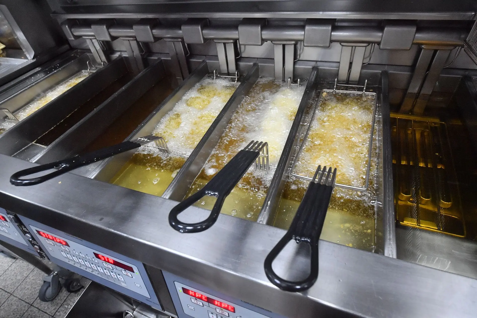 Запретить фритюр и жарку панированных продуктов в кафе и ресторанах России предложили о...