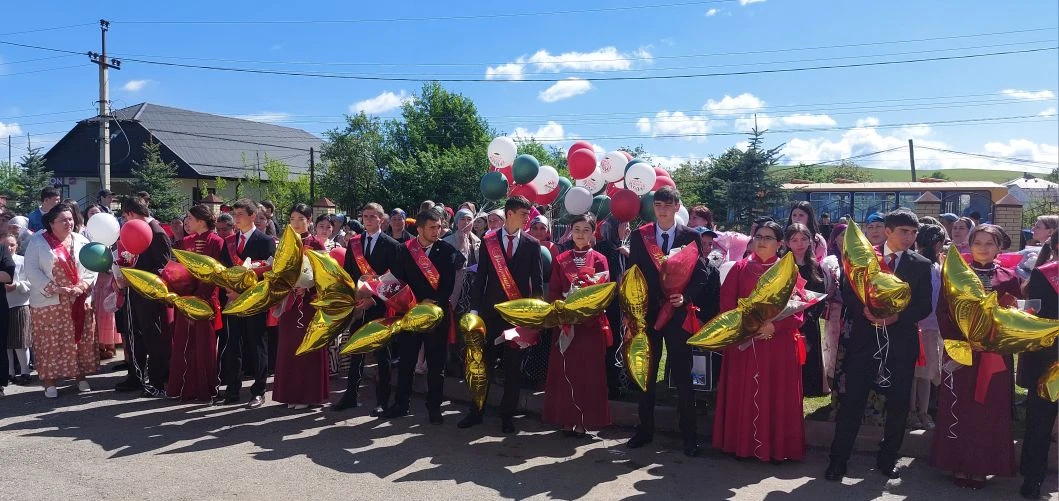 🔔 Последний звонок в МБОУ "СОШ а. Кызыл-Октябрь" — момент, который запомнится навсегда!