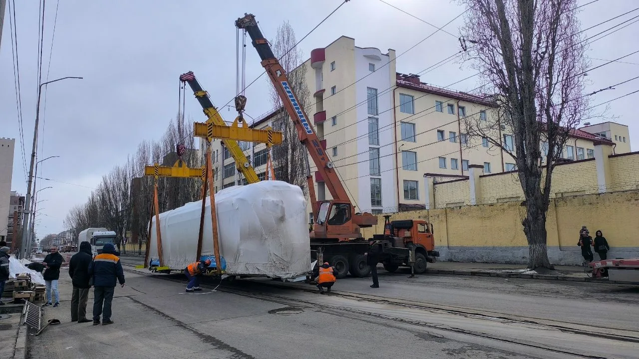 В Саратов доставили ещё 3 трехсекционных трамвая «Витязь». На данный момент 8 из 16 зак...