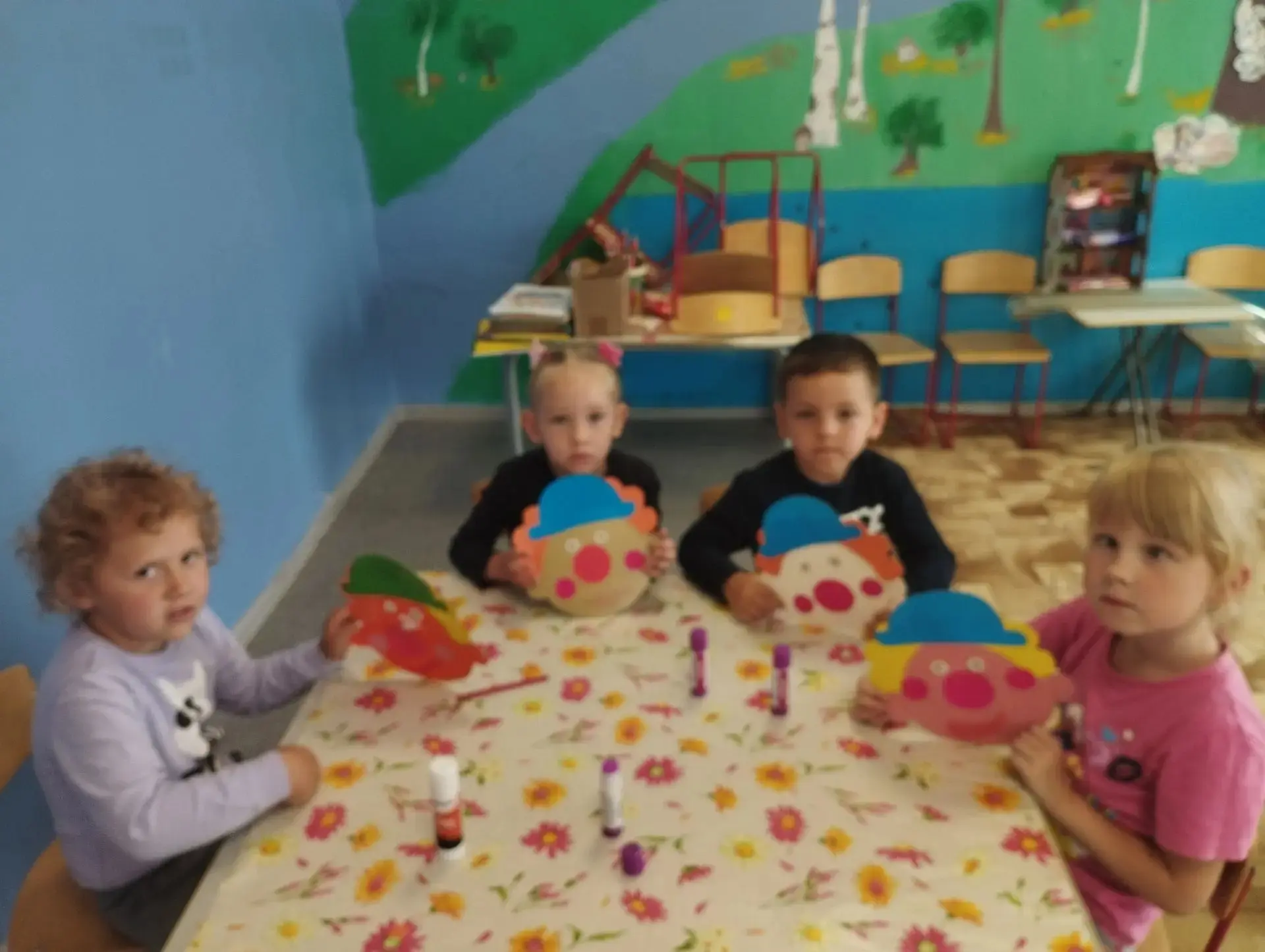 🎨 Маленькие художники творят волшебство: аппликация "Клоун" от ребят старшей группы.