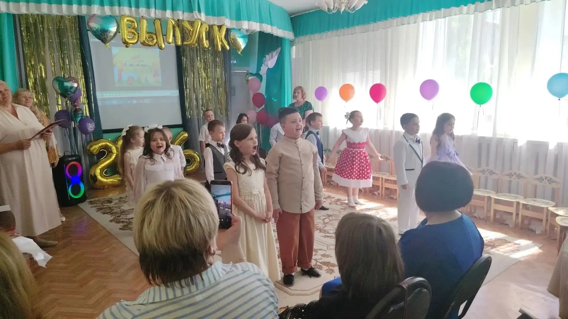 В группах N4 и N2 прошёл выпускной бал.
Выпускной бал в детском саду-трогательное и запоминающееся с