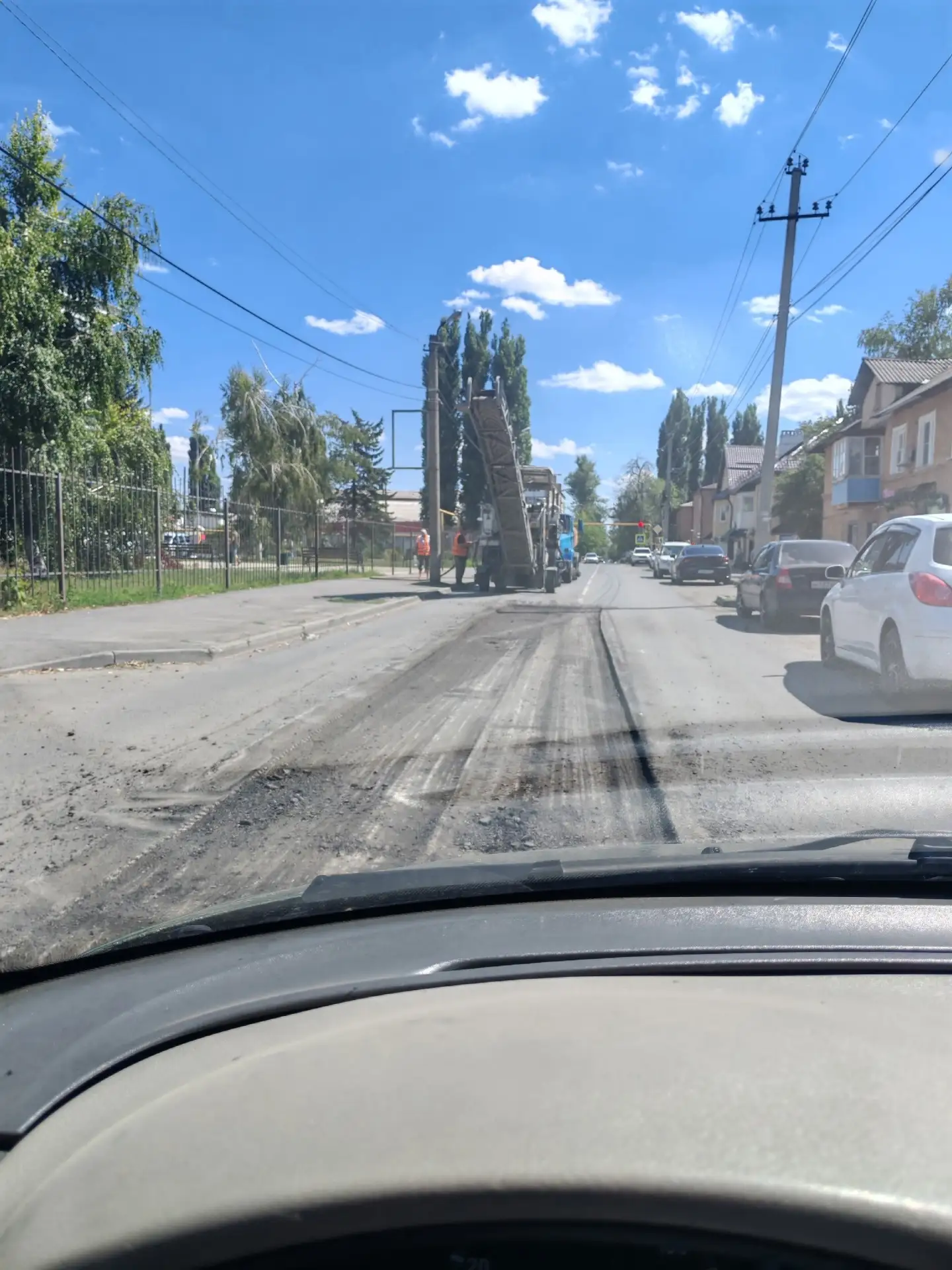 Сегодня наблюдала прекрасную картину на ул. Крупской. Начальники города сами руководили...