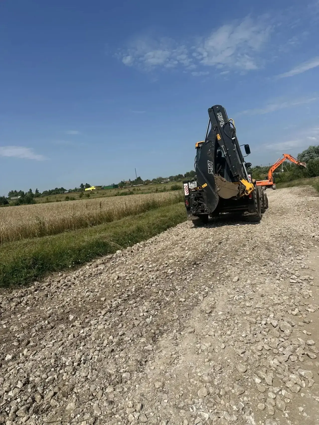 🚧Обновление дороги к деревне Барсуки. 

Приступили к работам по приведению подъездной дороги в норм