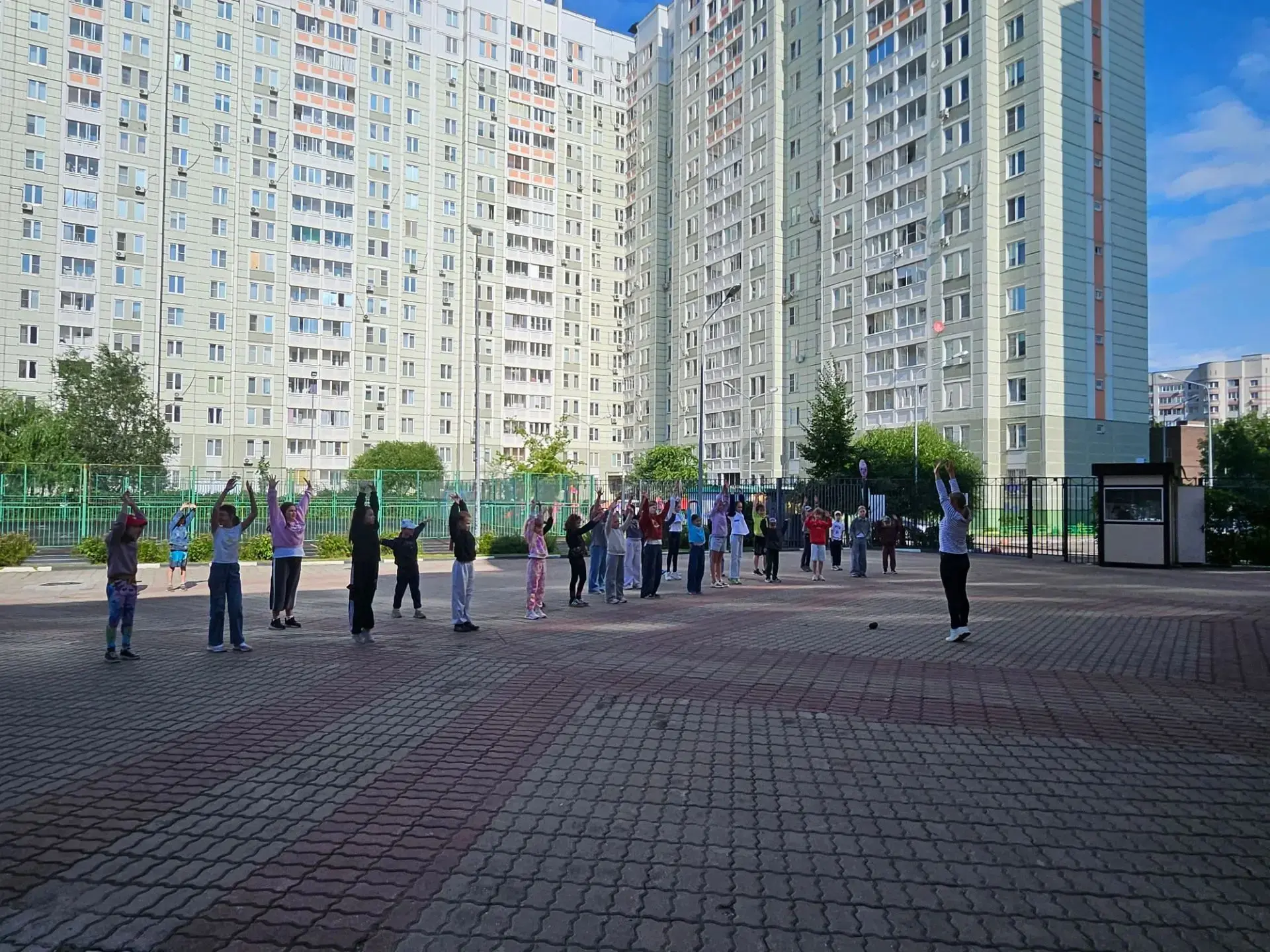20 июля — наш лагерь живёт по доброй традиции. Утро началось с зарядки, торжественного поднятия флаг