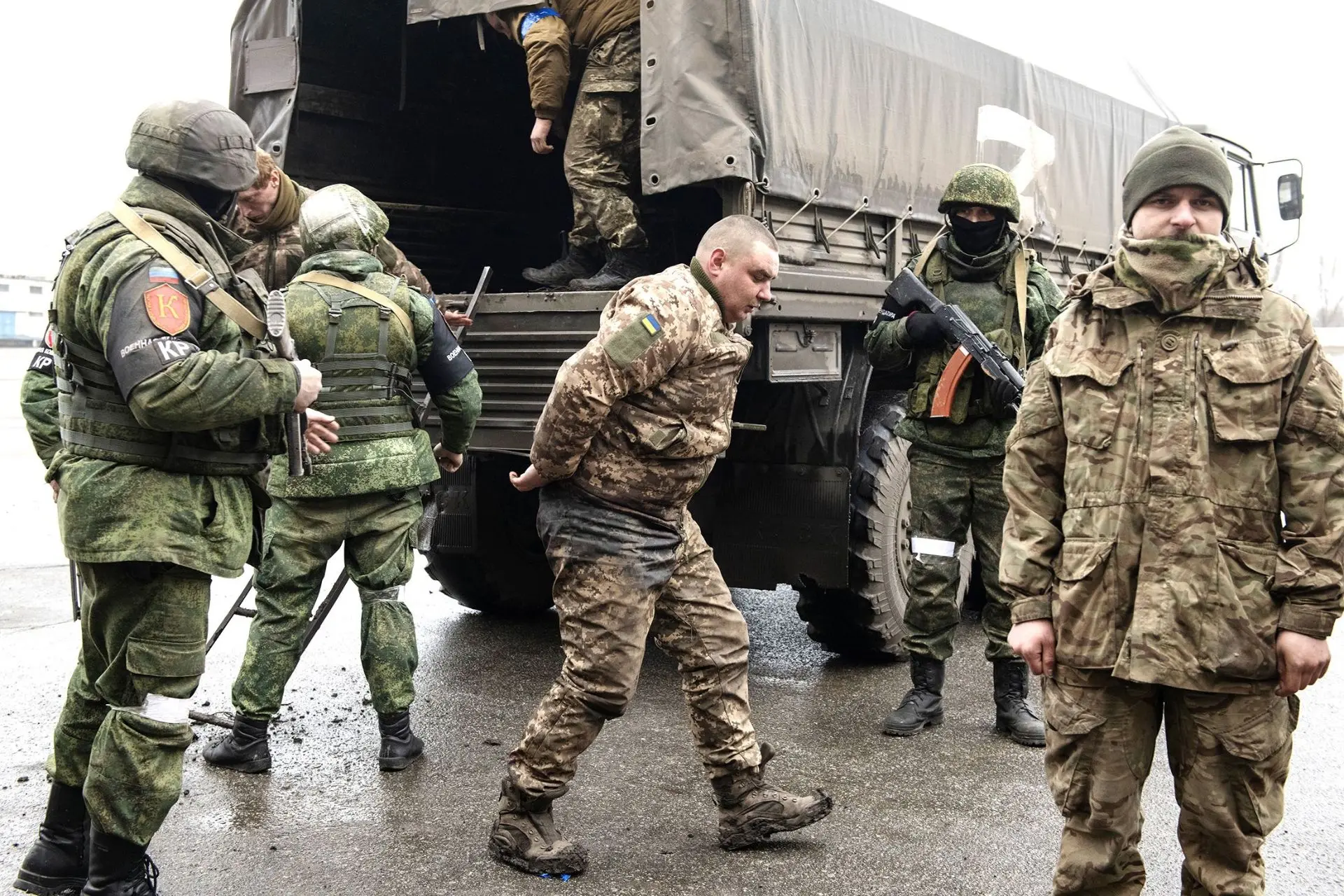 Что делать если военнослужащий попал в плен и чего категорически делать нельзя❓

Плен — самая тяжёла