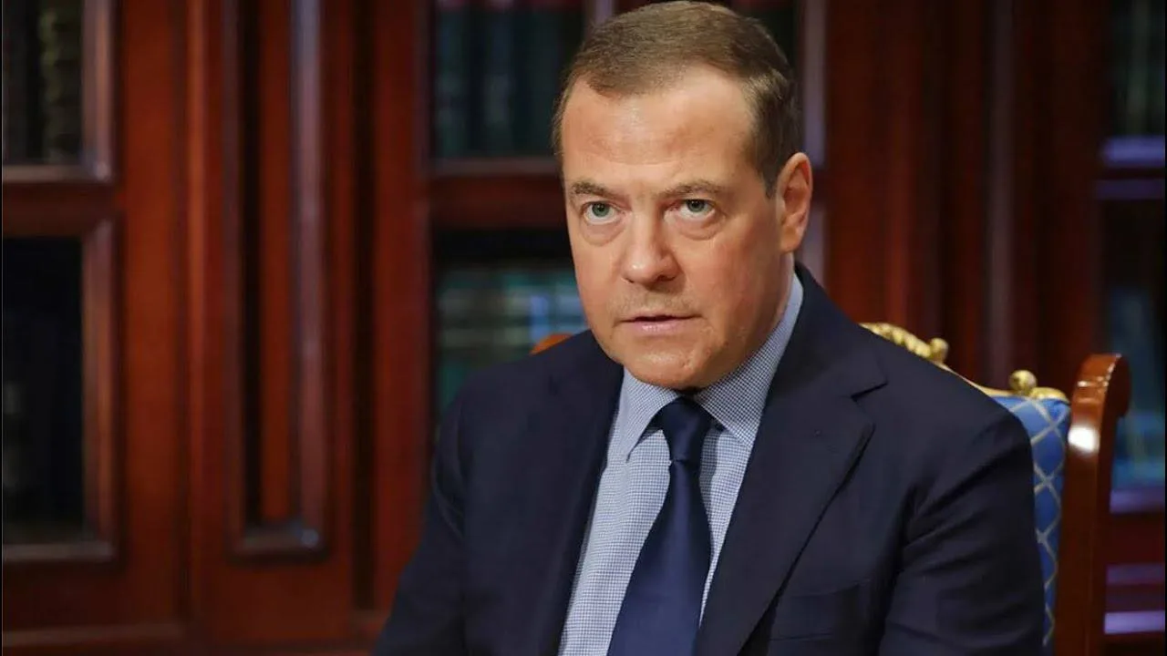 ❗️Медведев призвал отказаться от любых «правил» в отношении Украины на фоне атак БПЛА на российские 