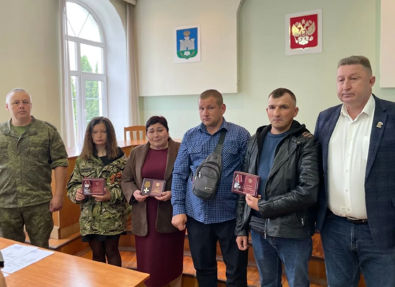 В Урицком районе семьям погибших бойцов вручили государственные награды

Уроженцы Орловской области 