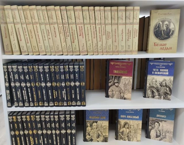 📚  Хорошая книга в красивом месте — простая формула счастья. 📖