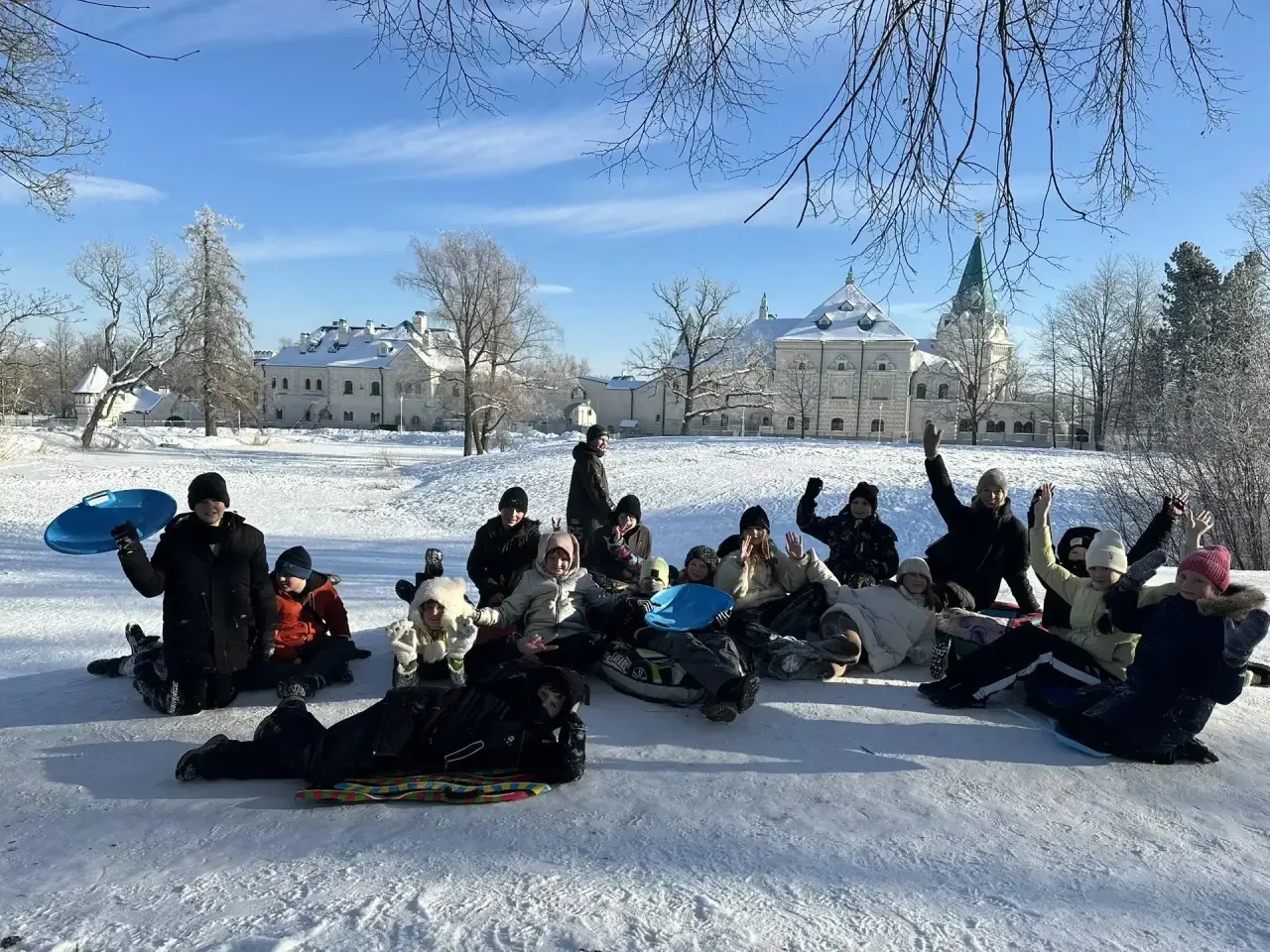19 февраля наш 5 А класс отправился на увлекательную экскурсию на Царскосельскую масленицу! 🎉  🚍 Мы 