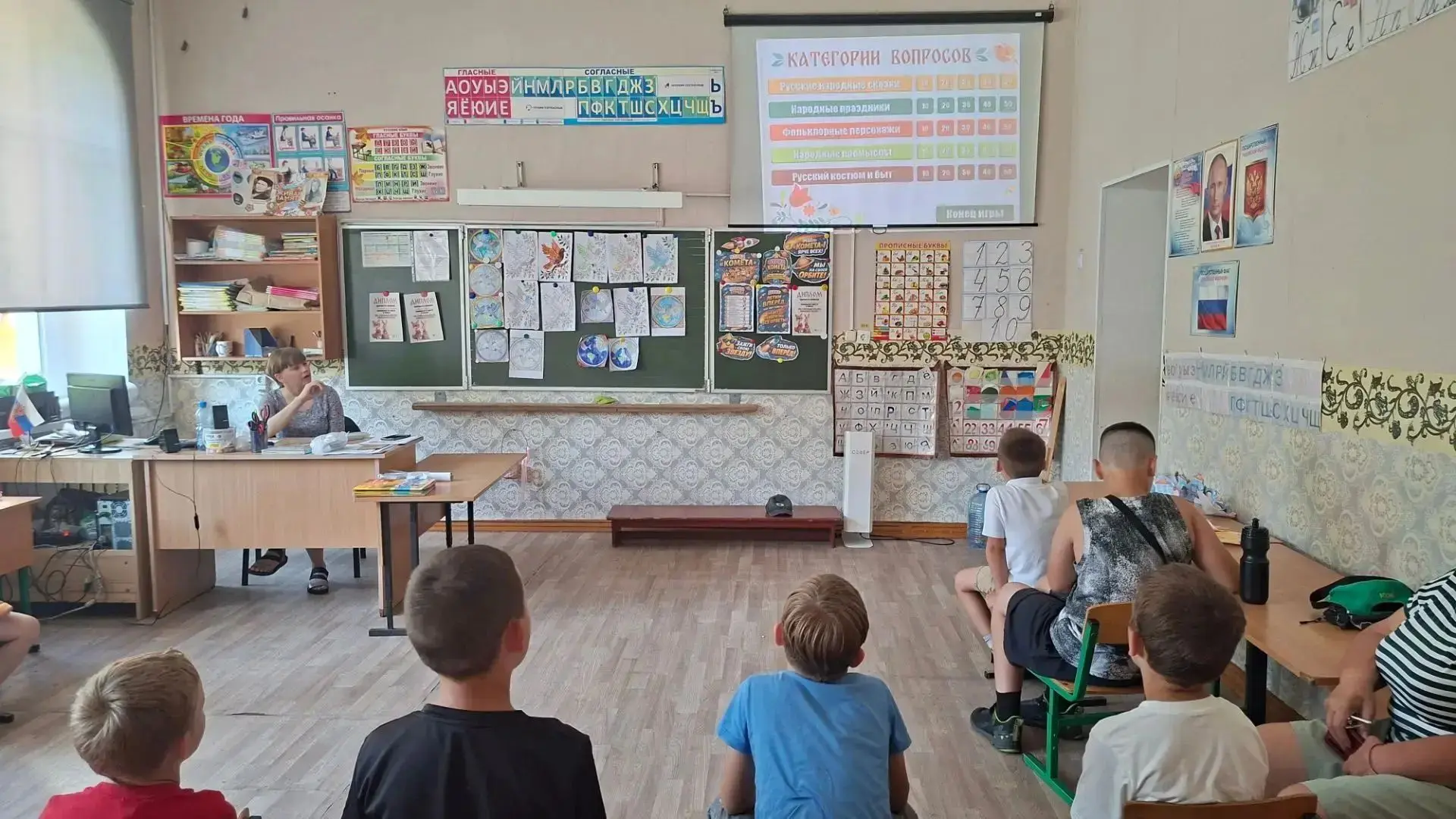 День начался с энергичной зарядки прямо на территории школы. Под звуки задорной народной мелодии реб