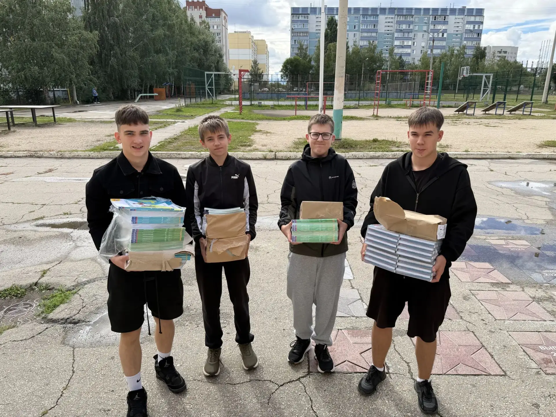 Волонтёры нашей школы получили новые учебники!