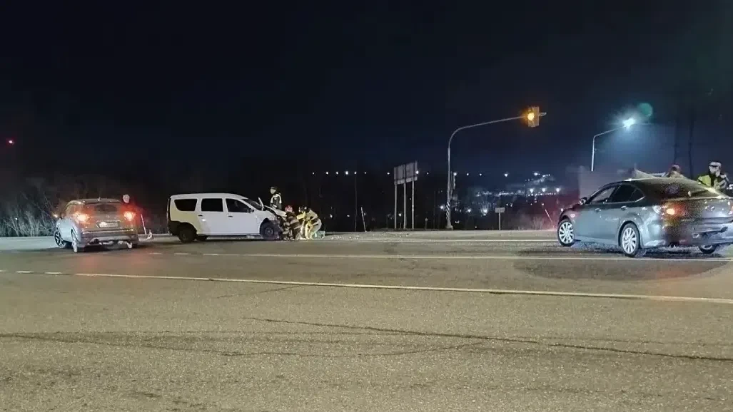🚨На первом километре подъездной дороги к аэропорту Мурманск произошло боковое столкнов...