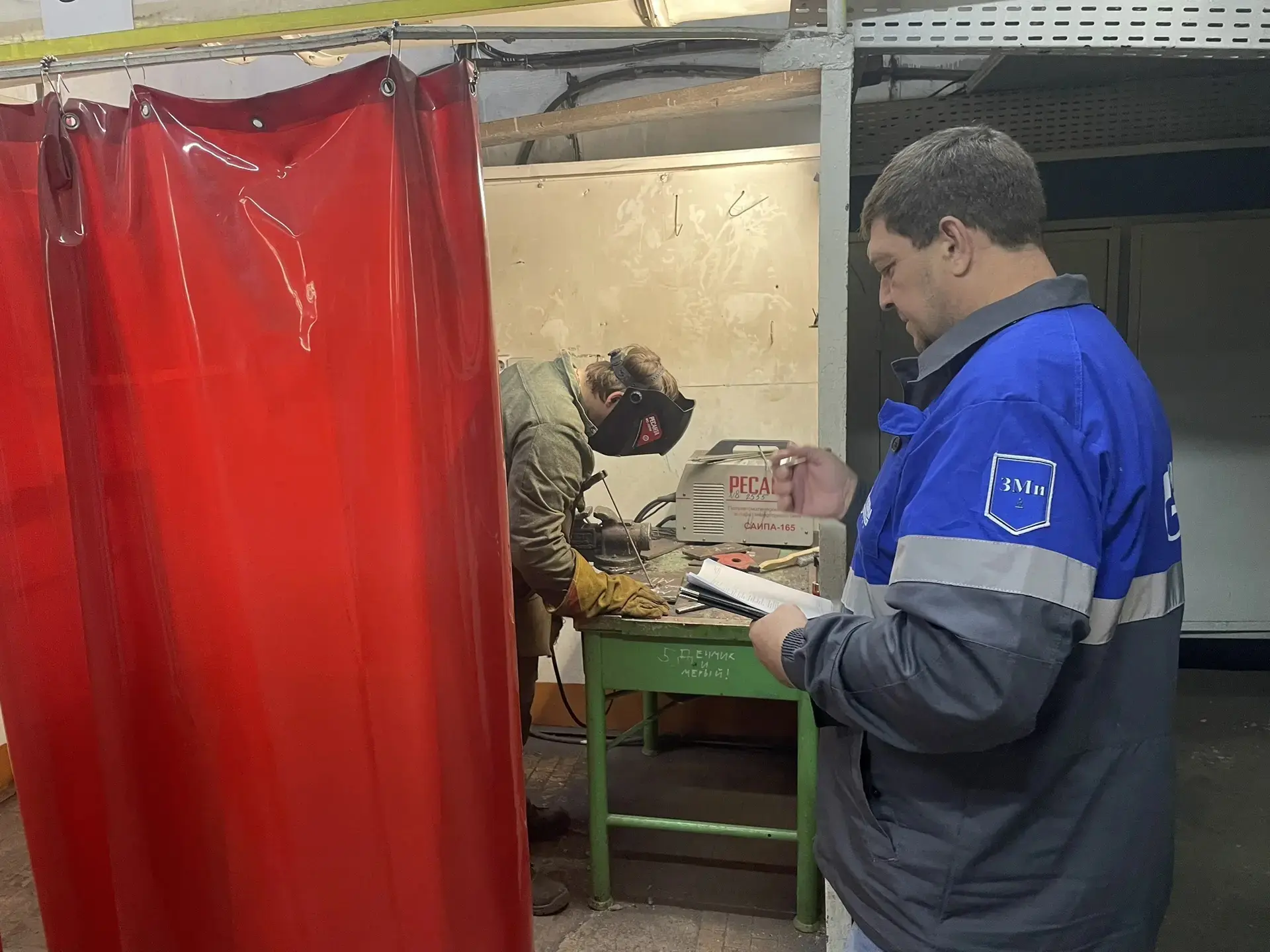 ИСКУССТВО ТОЧНОСТИ: СВАРЩИКИ СДАЮТ ДЕМОНСТРАЦИОННЫЙ ЭКЗАМЕН 
 
✅ В мастерской кипит работа — наши св