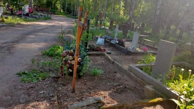 На Заельцовском кладбище проложили дорогу поверх семейных захоронений, вызвав возмущени...